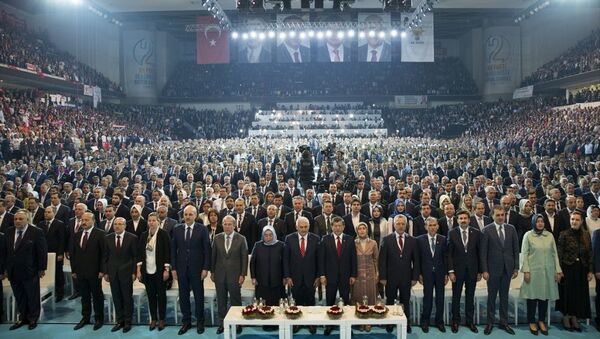 Cumhurbaşkanı Erdoğan'ın AK Parti 2. Olağanüstü Kongresi için gönderdiği mesaj, salondakiler tarafından ayakta dinlendi. - Sputnik Türkiye