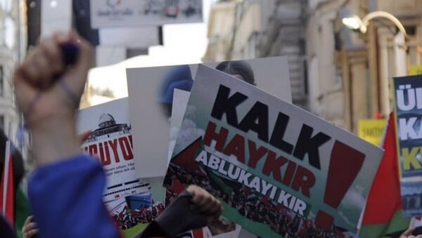 İHH, Mavi Marmara baskınının yıldönümü sebebiyle Beyoğlu'nda eylem yaptı. - Sputnik Türkiye