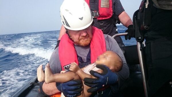 Libya açıklarında bir göçmen teknesinin batması sonucu hayatını kaybeden bebek - Sputnik Türkiye