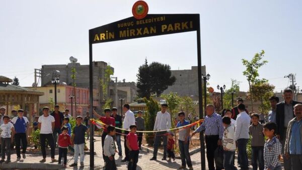 Şanlıurfa’nın Suruç ilçesinde, yeni açılan bir parka PYD üyesi olan ve 2014 yılında IŞİD’e karşı intihar saldırısında canlı bomba olarak kendini patlatan Arin Mirkan adı verildi. - Sputnik Türkiye