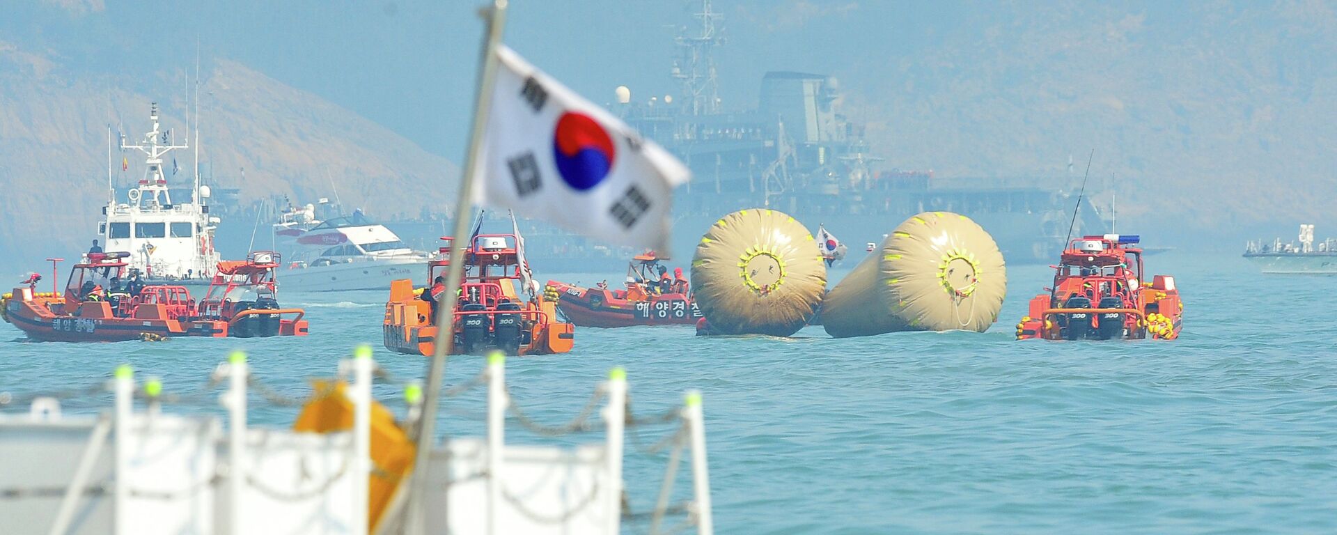 South Korean rescue teams take part in recovery operations at the site of the sunken 'Sewol' ferry, marked with buoys, off the coast of the South Korean island of Jindo - Sputnik Türkiye, 1920, 13.06.2016