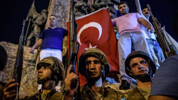 Darbe girişimi gecesi Taksim Meydanı'ndaki askerler. - Sputnik Türkiye