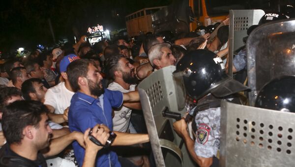 Armenian protesters clash with police officers near the area around a police station in Yerevan, Armenia, Wednesday, July 20, 2016 - Sputnik Türkiye