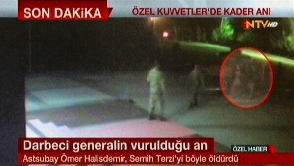 Astsubay Ömer Halisdemir'in darbeci Semih Terzi'yi vurma anına ilişkin görüntüler ortaya çıktı. - Sputnik Türkiye