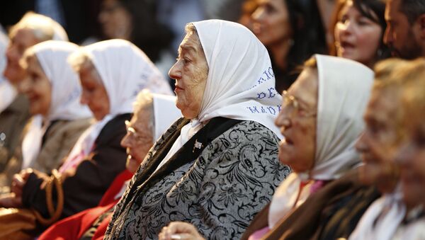 Arjantin'de 1976 yılında askeri darbe döneminde kaybolan çocuklarının izlerini süren annelerin kurduğu ‘Mayıs Meydanı Anneleri’ grubunun 87 yaşındaki lideri Hebe de Bonafini. - Sputnik Türkiye