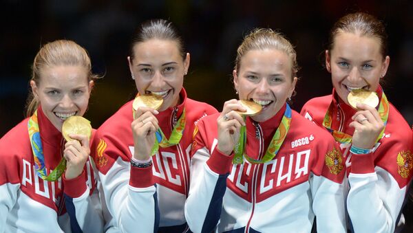 Rio Olimpiyat Oyunları’nda kadınlar eskrim takımı olarak altın madalya alan Rus sporcular - Sputnik Türkiye