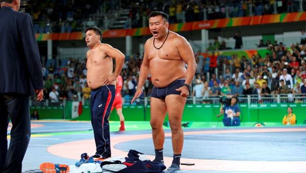 Moğol antrenörler, Rio 2016 final gününde soyunarak hakem kararını protesto etti - Sputnik Türkiye