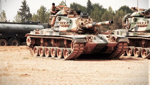 TSK'nın dün sabaha karşı Suriye'de başlattığı Fırat Kalkanı harekatı ikinci günde de devam ederken, bu sabah Cerablus bölgesine tank sevkiyatı yapıldı. - Sputnik Türkiye