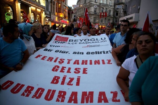 Kılıçdaroğlu'nun konvoyuna saldırı Taksim'de protesto edildi - Sputnik Türkiye