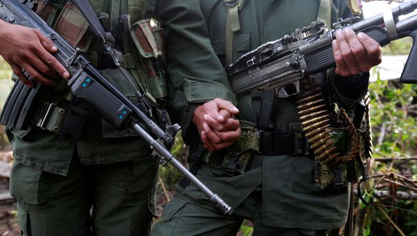 Reuters objektifine yansıyan FARC militanı bir çifte ait bu fotoğraf 16 Ağutos 2016'da çekilmişti. - Sputnik Türkiye