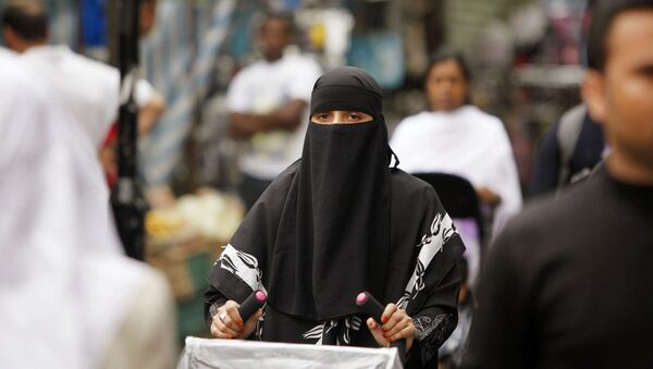 Avrupa'da alışveriş yapan burkalı bir kadın. - Sputnik Türkiye