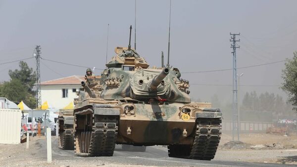 Fırat Kalkanı operasyonu kapsamında, Türkiye, bu sabah 8 tank ile 2 zırhlı personel taşıyıcı (ZPT) araç gönderdi. - Sputnik Türkiye