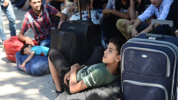 Habertürk'ten Ömer Topsakal'ın haberine göre, yaklaşık 5 yıldır Türkiye'de olan Suriyeliler geri dönmeye başladı. Türkiye'ye sığınan bir grup Suriyeli, ülkelerine geri dönmek için Gaziantep Valiliğine müracaat etti. Alınan izinlerin ardından aralarında kadın, çocuk ve yaşlıların da bulunduğu 292 kişi Karkamış Gümrük Kapısı'na geldi. - Sputnik Türkiye