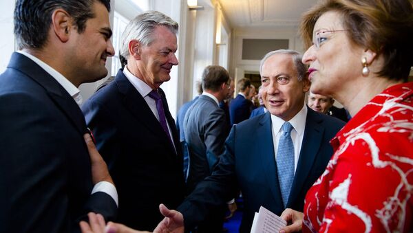 Türk asıllı Hollandalı milletvekili Tunahan Kuzu, İsrail Başbakanı Binyamin Netanyahu'nun elini sıkmadı. - Sputnik Türkiye