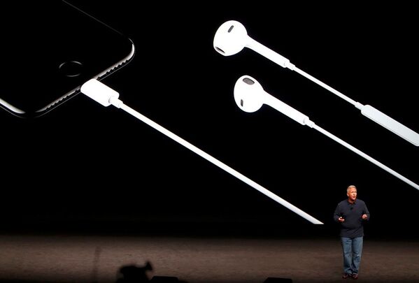 Standart kulaklık girişinin kaldırıldığı iPhone 7 ile birlikte Apple, Lightning formatındaki kulaklığını ve kablosuz kulaklık modeli AirPods'u da tanıttı. - Sputnik Türkiye