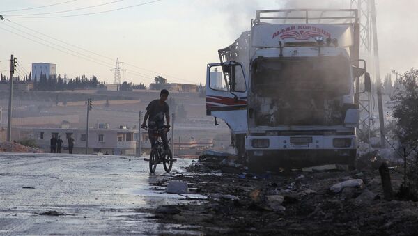 Halep'e yardım götürürken hedef alınan yardım konvoyu - Sputnik Türkiye