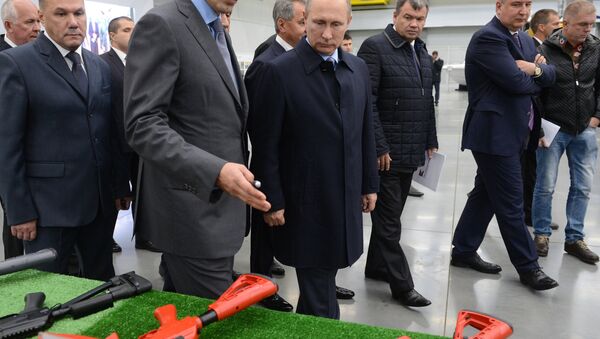 Putin Kalaşnikof fabrikasını gezdi - Sputnik Türkiye