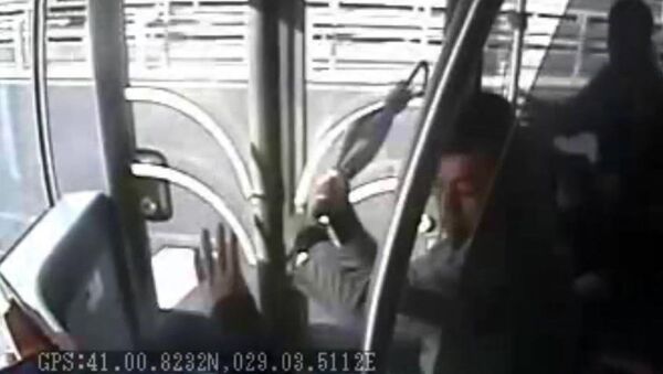Acıbadem'de metrobüs kazasına neden şemsiyeli saldırı güvenlik kamerasına yansıdı. - Sputnik Türkiye