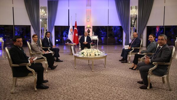 Başbakan Binali Yıldırım, TRT,CNN Türk, Habertürk, 24 tv ve a haber ortak yayınına katıldı. - Sputnik Türkiye