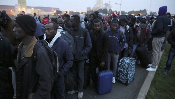 Calais sığınmacı kampının tahliyesi başladı - Sputnik Türkiye