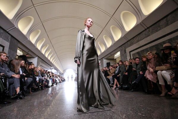 Metro yolcuları defile sırasında Rus modasının en yenilerini görme imkânı buldu. - Sputnik Türkiye