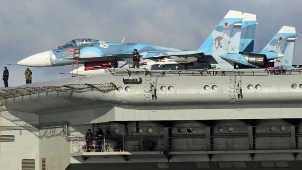 Su-33 uçakları Amiral Kuznetsov gemisinin bordasında. - Sputnik Türkiye