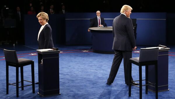 Democratic nominee Hillary Clinton (L) and Republican nominee Donald Trump arrive on stage during the second presidential debate at Washington University in St. Louis, Missouri on October 9, 2016 - Sputnik Türkiye