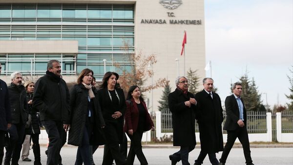 HDP Eş Genel Başkanları Selahattin Demirtaş ve Figen Yüksekdağ'ın tutukluluğuna yapılan itirazın reddedilmesinin ardından HDP'li milletvekilleri ve avukatlar, Anayasa Mahkemesi'ne (AYM) başvuruda bulundu. - Sputnik Türkiye