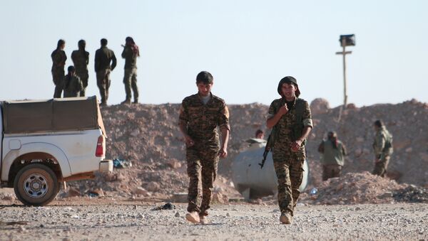 Syrian Democratic Forces (SDF) fighters walk with their weapons, north of Raqqa city, Syria November 6, 2016. - Sputnik Türkiye