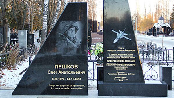 Düşürülen Rus uçağının pilotu Oleg Peşkov’un anıt mezarı - Sputnik Türkiye