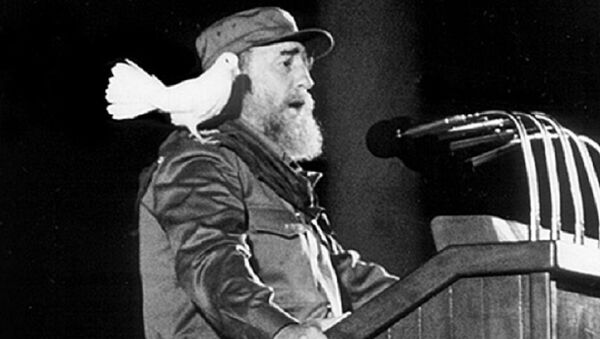 Castro, sırtındaki beyaz güvercin ile - Sputnik Türkiye