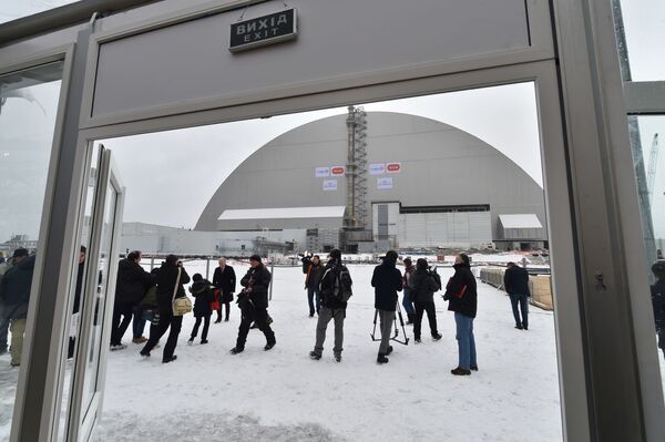 Çernobil nükleer santralinin 4. reaktöründeki ‘Ukritiye’ tesisi üzerindeki yeni taş sandukanın açılış törenine katılan gazeteciler. - Sputnik Türkiye
