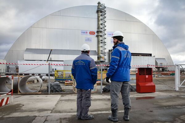 Çernobil nükleer santralinin 4. reaktöründeki ‘Ukritiye’ (Sığınak) tesisi üzerindeki kemerin yanındaki çalışanlar. - Sputnik Türkiye