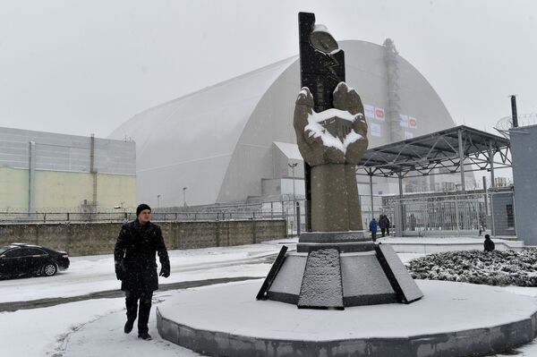 Çernobil kazasının izlerini silme çalışmalarına katılan uzmanların anısına dikilen anıt. - Sputnik Türkiye