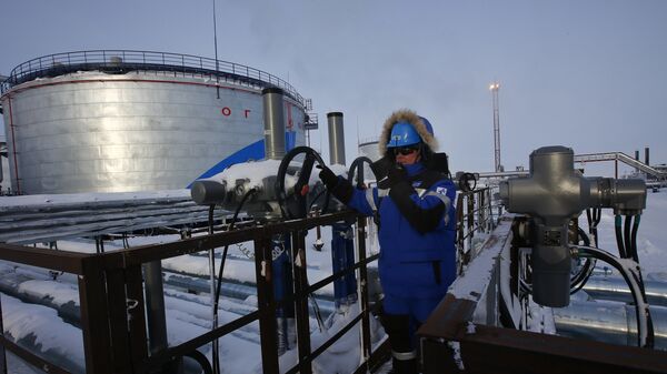 Rusya'da Gazprom'a ait bir petrol tesisinde çalışan bir işçi - Sputnik Türkiye