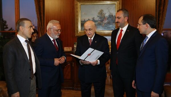 AK Parti'nin anayasa değişikliği teklifi TBMM Başkanı İsmail Kahraman'a sunuldu. - Sputnik Türkiye