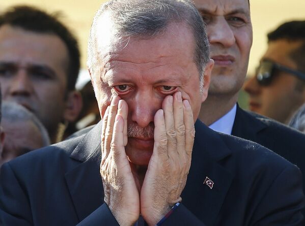 Cumhurbaşkanı Recep Tayyip Erdoğan, birçok kez kamuoyu önünde ağlarken görüldü. Bu kare ise Erdoğan, darbe girişimi sırasında öldürülen Mustafa Cambaz ile Erol ve Abdullah Olçak’ın cenazesinde çekilmişti. - Sputnik Türkiye