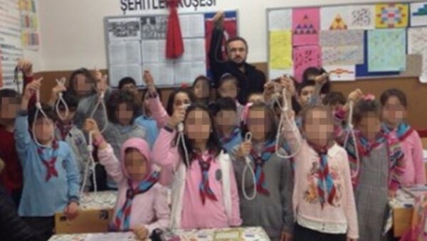 İstanbul'da Aydın Erekmen adlı bir öğretmen, ilkokul öğrencilerinin eline urganlar vererek fotoğraf çektirdi ve bunu sosyal medyada paylaştı. - Sputnik Türkiye