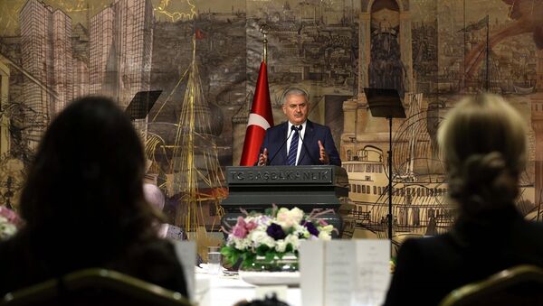 Başbakan Binali Yıldırım, Başbakanlık Dolmabahçe Çalışma Ofisi'nde Kadın Girişimciler Heyeti'ne hitap etti. - Sputnik Türkiye