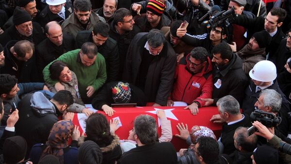 İzmir'deki Saldırıda ölen polis Fethi Sekin'in cenazesine binlerce kişi katıldı - Sputnik Türkiye