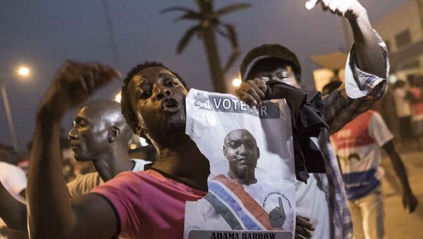 Gambiya'da seçilmiş balkan Adama Barrow'un destekçileri sokakta - Sputnik Türkiye