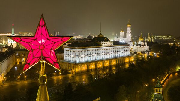 The star atop the Vodovzvodnaya Tower of the Moscow Kremlin. Right: the Grand Kremlin Palace, and the Church of St. John Climacus the Ivan the Great Bell Tower - Sputnik Türkiye