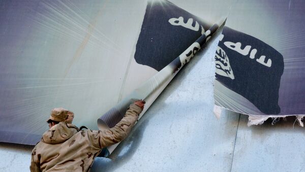 IŞİD'den geri alınan Musul'a giren Irak askerleri, örgütün bayrağının olduğu posterleri indirirken - Sputnik Türkiye