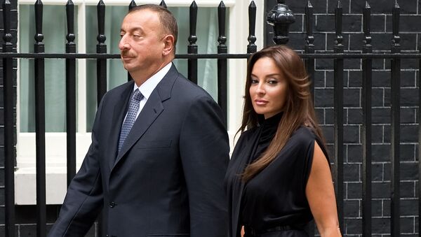 Azerbaycan Cumhurbaşkanı İlham Aliyev eşi Mehriban Aliyeva ile birlikte İngiltere’nin başkenti Londra’da dönemin İngiltere Başbakanı Gordon Brown’la görüşme öncesinde. - Sputnik Türkiye