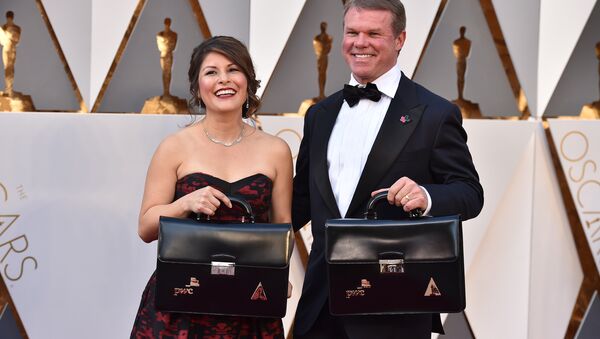 Brian Cullinan (sağda) ve Martha Ruiz bu seneki Oscar töreninde kazanan isimlerin yer aldığı zarflardan sorumluydu - Sputnik Türkiye