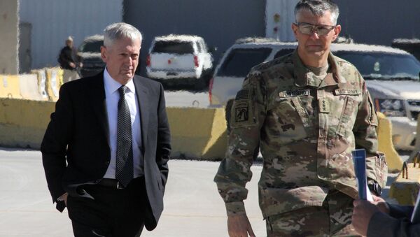 Korgeneral Stephen Townsend (sağda) ve ABD Savunma Bakanı James Mattis (solda) - Sputnik Türkiye