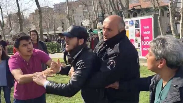 Bilgi Üniversitesi'nde 8 Mart standı açan kadınlara saldırı - Sputnik Türkiye