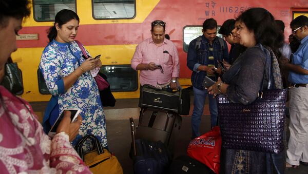 Indian travellers use a free WiFi service to browse the net at Mumbai Central Train Station in Mumbai, India, Friday, Jan. 22, 2016 - Sputnik Türkiye