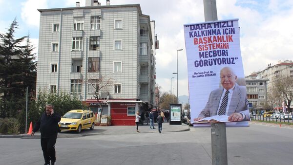 Tartışma yaratan Erbakan afişleri - Sputnik Türkiye