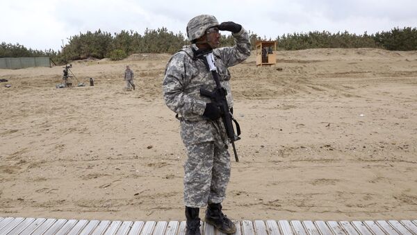 Güney Kore'deki askeri tatbikatı izleyen bir ABD askeri - Sputnik Türkiye